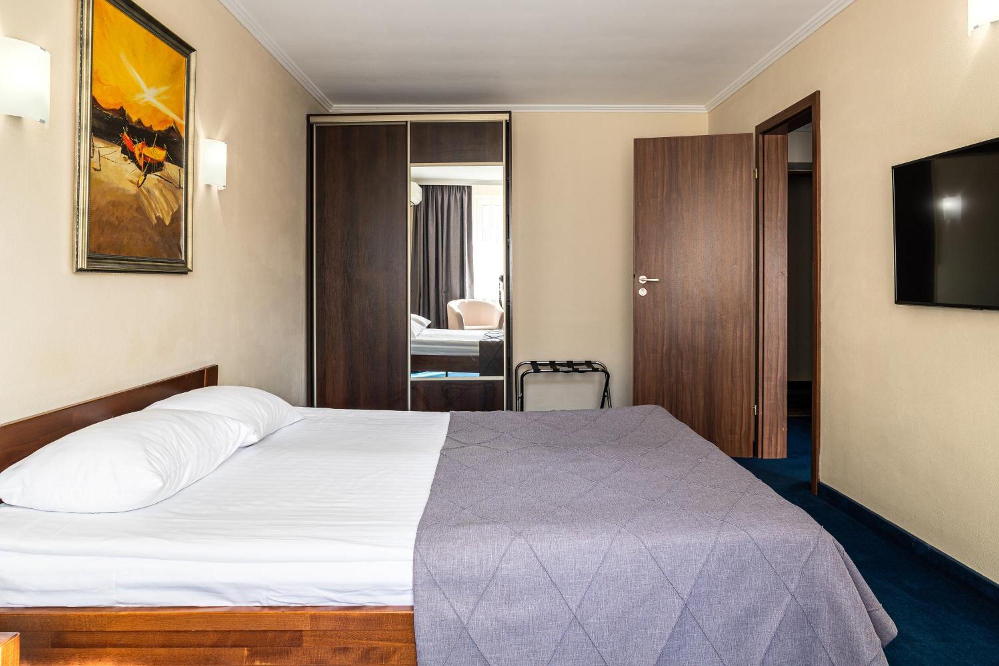 Sonata Hotel & Restaurant "Готель Соната" Lviv Quarto foto
